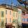 Photo des façades colorées des maisons autour de la place du village à Cogolin