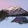 Photo d'une vieille grange dans un paysage d'hiver au crépuscule dans le Parc Naturel Régional du Massif des Bauges