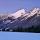 Image des montagnes enneigées du Massif des Bauges au crépuscule