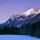 Photo à l'heure bleue des montagnes enneigées du Massif des Bauges