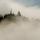 Photographie de la colline de Musièges émergeant du brouillard