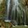 Photo de rochers moussus arrosés par la cascade de Barbennaz