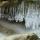 Photo de stalactites de glace suspendues au dessus de l'eau du Fornant en Haute Savoie.