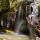 Image d'une petite chute d'eau entourée de glaçons dans le ruisseau du Fornant en Haute Savoie