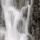 Photo en gros plan d'une petite cascade de printemps dans le Parc National des Cévennes