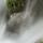 Photo d'une pierre recouverte de mousse et entourée par les eaux vives du torrent du Fornant