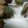 Photo en pose longue de l'eau vive cascadant entre les rochers dans le ruisseau du Fornant