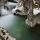 Photographie d'une petite cascade d'hiver dans la rivière du Fornant