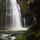 Photographie d'une cascade d'automne sur la rivière du Flumen dans le Jura