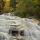 Image du ruisseau de la Diomaz cascadant le long des rochers à Bellevaux en Haute Savoie