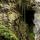 Photographie d'une grotte dans les falaises des Gorges de l'Abîme près de Saint Claude dans le Jura