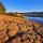 Photo de la berge rocheuse du lac des Escarcets dans la Plaine des Maures