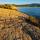 Photographie d'une petite plage rocheuse au bord du lac des Escarcets dans le Var