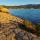 Photo des bords rocheux du lac des Escarcets dans le Massif des Maures