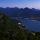 Photographie de la nuit tombante sur le lac d'Annecy et ses montagnes