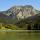 Photographie de la montagne du Roc d'Enfer surplombant le lac de Bellevaux