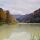 Image du lac de vallon sous un ciel couvert en entouré de forêts colorées par l'automne