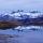 Photo des Aiguilles d'Arves partiellement enneigées en automne et leur reflet sur le lac Guichard