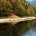 Photographie d'arbres colorés par l'automne sur les bords du lac de Montriond