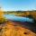 Photo des berges colorées du lac des Escarcets dans la Plaine des Maures