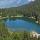 Photographie du lac Bénit entouré de forêts dans les montagnes du Massif des Bornes