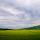 Photo HDR d'un champ de céréales sous un ciel d'orage dans les Alpes de Haute Provence