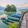 Image de barques sur le lac d'Annecy devant l'île aux cygnes.