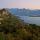 Photo d'un crépuscule d'été sur le lac d'Annecy et les sommets du Massif des Bauges