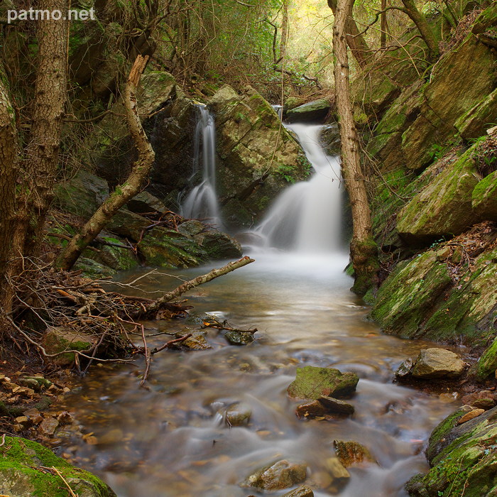 Photo de cascade dans un ruisseau du Massif des Maures