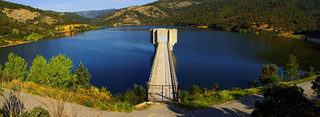 Photographie panoramique du lac de la verne