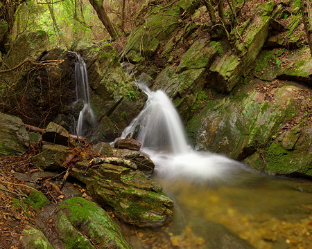 Photo haute definition d'une cascade du Massif des Maures