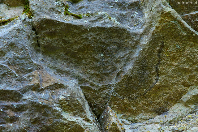 Photo d'un dtail rocheux sur les berges de la rivire de la Valserine