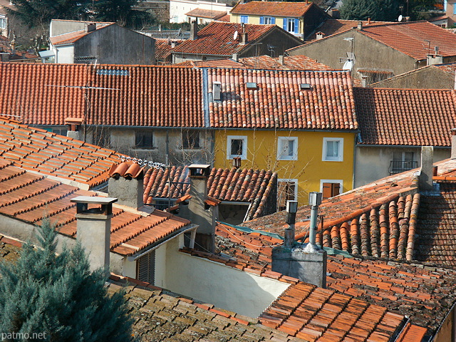 Photo des maisons et des toits du village de Collobrires dans le Massif des Maures