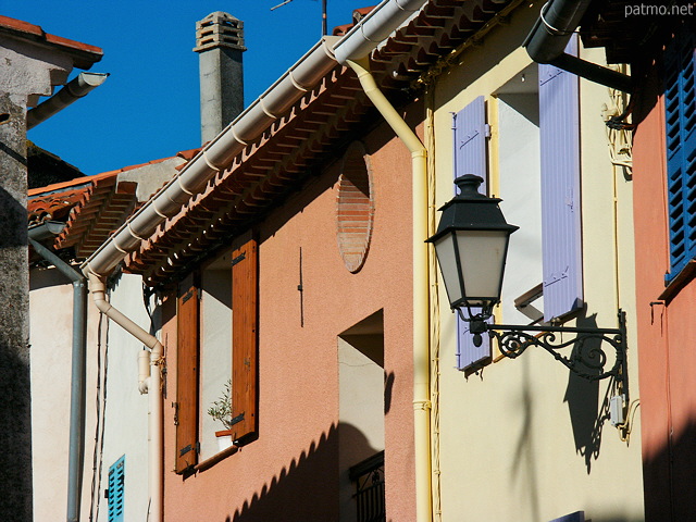 Photographie des faades colores des ruelles du village de Collobrires