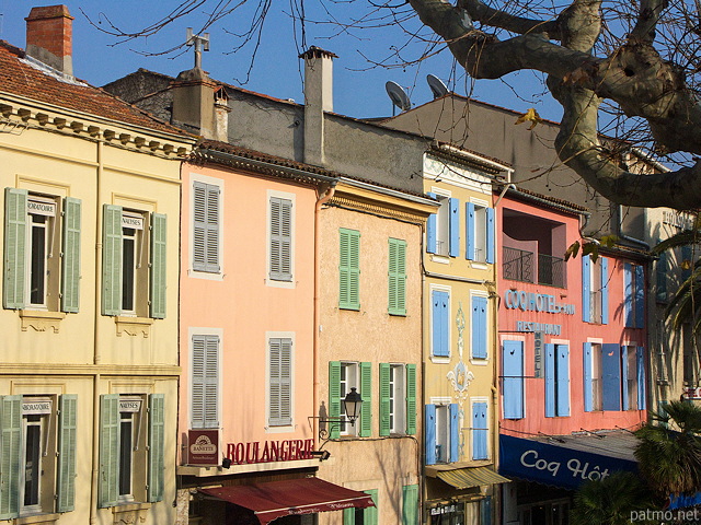 Photo des faades colores des maisons autour de la place du village  Cogolin