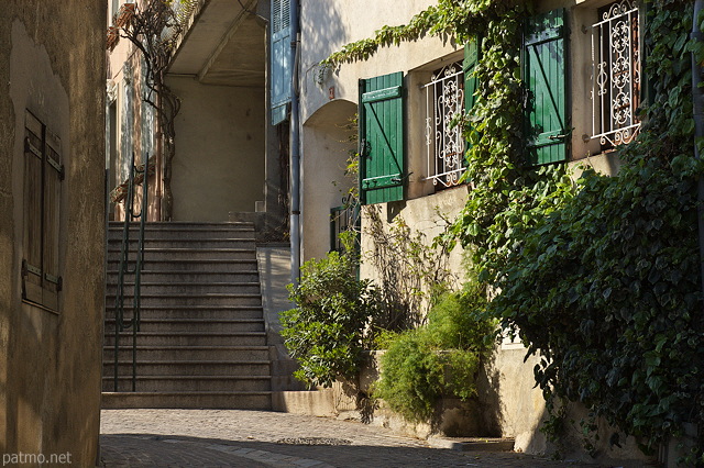 Image avec ombres et lumires entre les maisons du village de Cogolin dans le Var