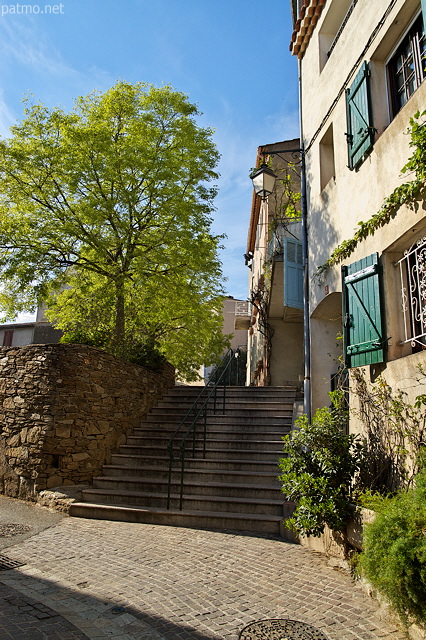 Photo de ruelles provenales dans le village de Cogolin