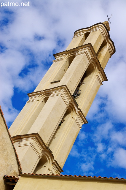 Photographie du clocher de l'glise du village de Ghisoni en Haute Corse