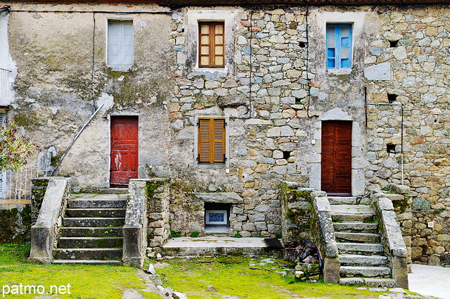 Photo de la façade colorée d'une maison de village à Ghisoni en Haute Corse