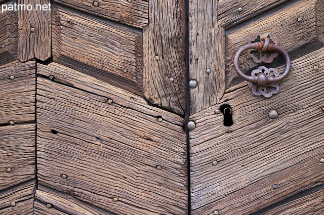 Photo de dtail d'une porte en bois sur une maison du village de Ghisoni en Haute Corse