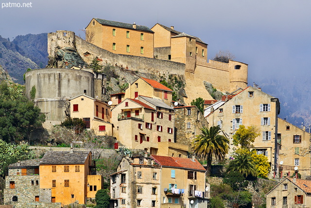 Photographie de la citadelle de Corte et des maisons de la vieille ville - Haute Corse