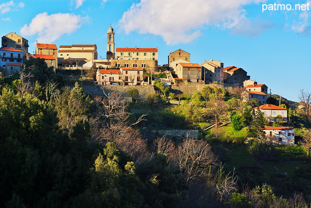 Photo du village de Poggio di Nazza dans les montagnes de Haute Corse