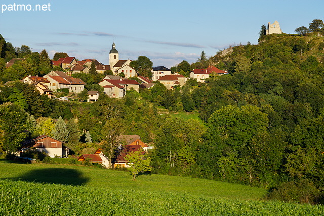 Photo du village de Chaumont surmont par les ruines du chteau