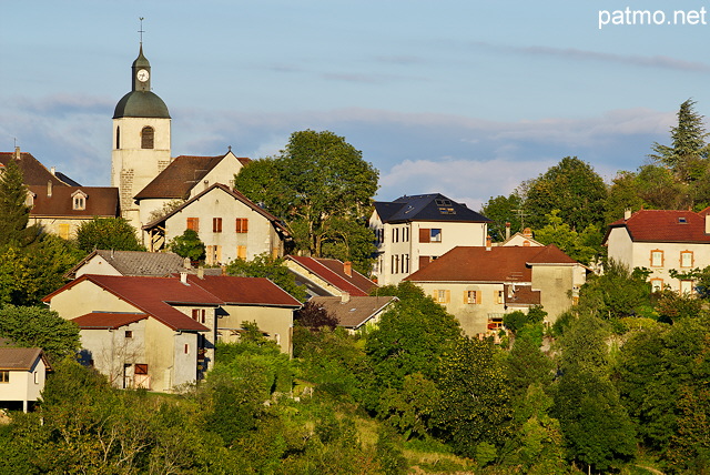 Image du clocher et des maisons du village de Chaumont en Haute Savoie