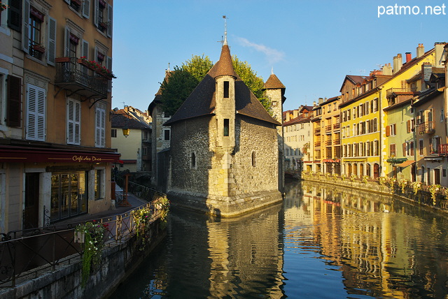 Photographie du Palais de l'Isle au milieu du canal du Thiou dans la vieille ville d'Annecy