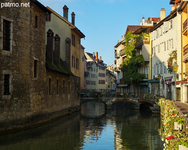Photo des vieux quartiers d'Annecy traversés par le canal du Thiou