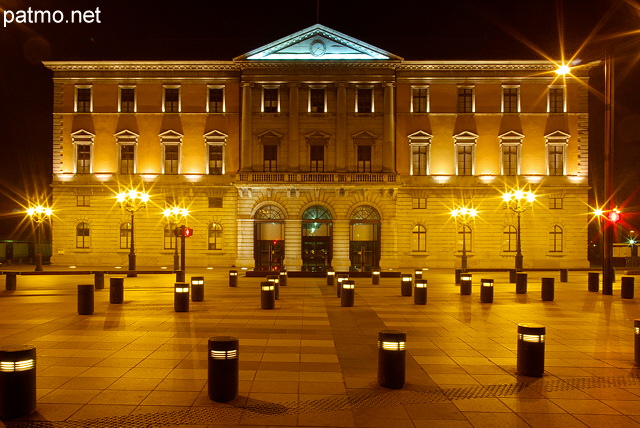 Photo de nuit de l'Hôtel de Ville d'Annecy