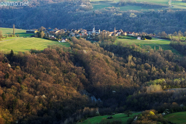 Photo du village de Musièges perché sur les collines de Haute Savoie