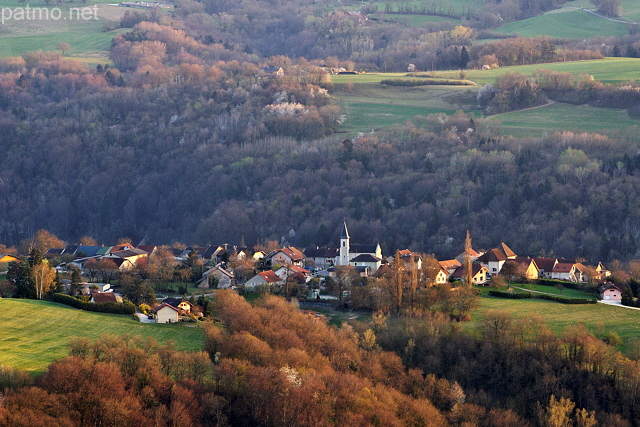 Image du village de Musièges sur les collines de Haute Savoie
