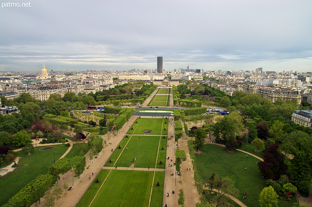 Photographie de Paris, du Champ de Mars, des Invalides et de la tour Montparnasse vus de la tour Eiffel